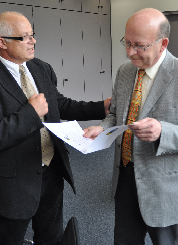Günther Semmelsberger (r.) erhält seine Abschiedsurkunde von Erhard Freunscht.